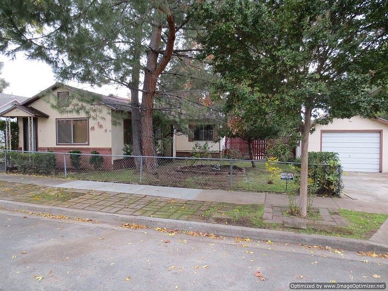 1st image of 211 Sequoia St