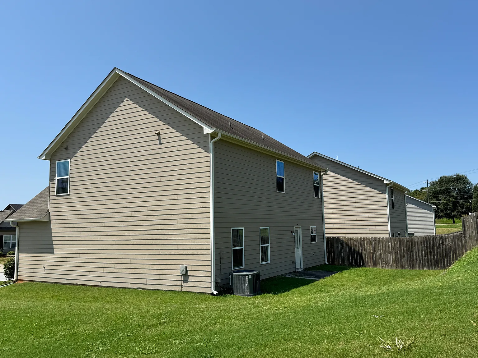 4 bed, 2.5 bath, 1837 sqft, $1,850 — Photo 3
