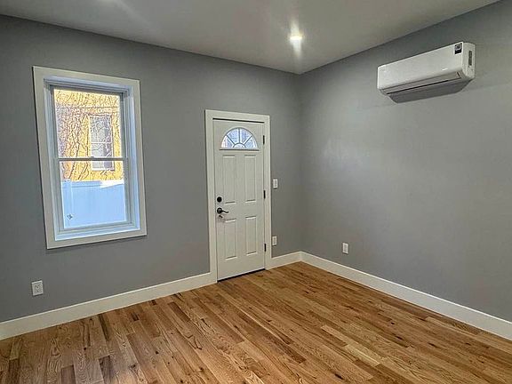 4th image of 1668 George St #1L