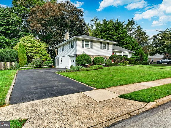 2nd image of 1155 S Lehigh Cir