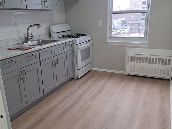 4th image of 445 Main St