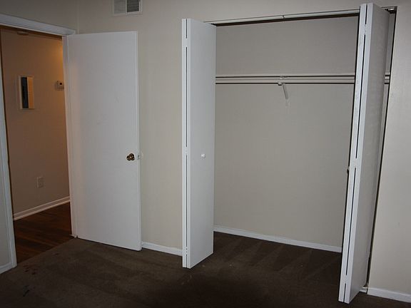 Large bedrooms with large closet