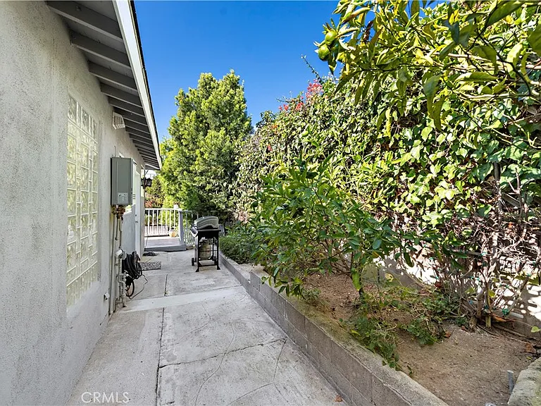 637 Saint Anns Dr — Photo 20