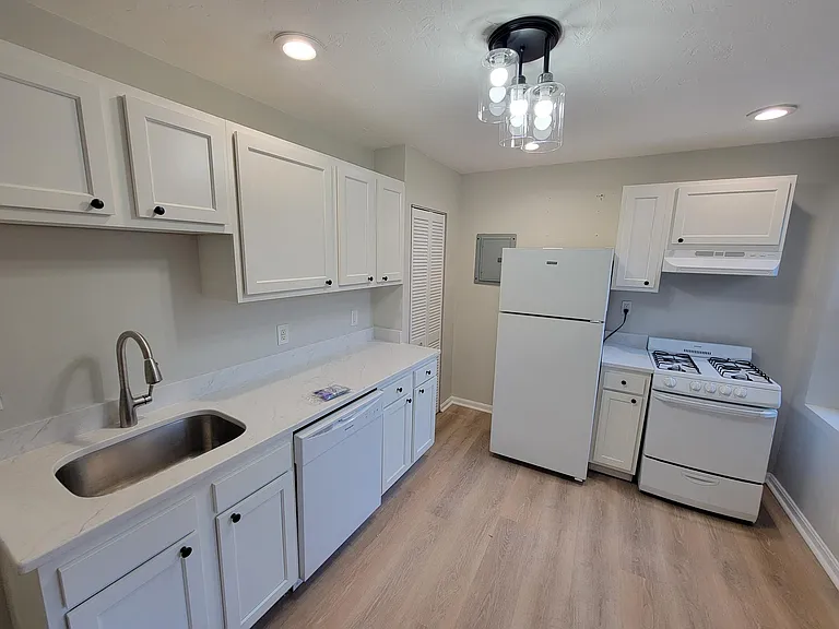 224 Hanover St #11A — Photo 2