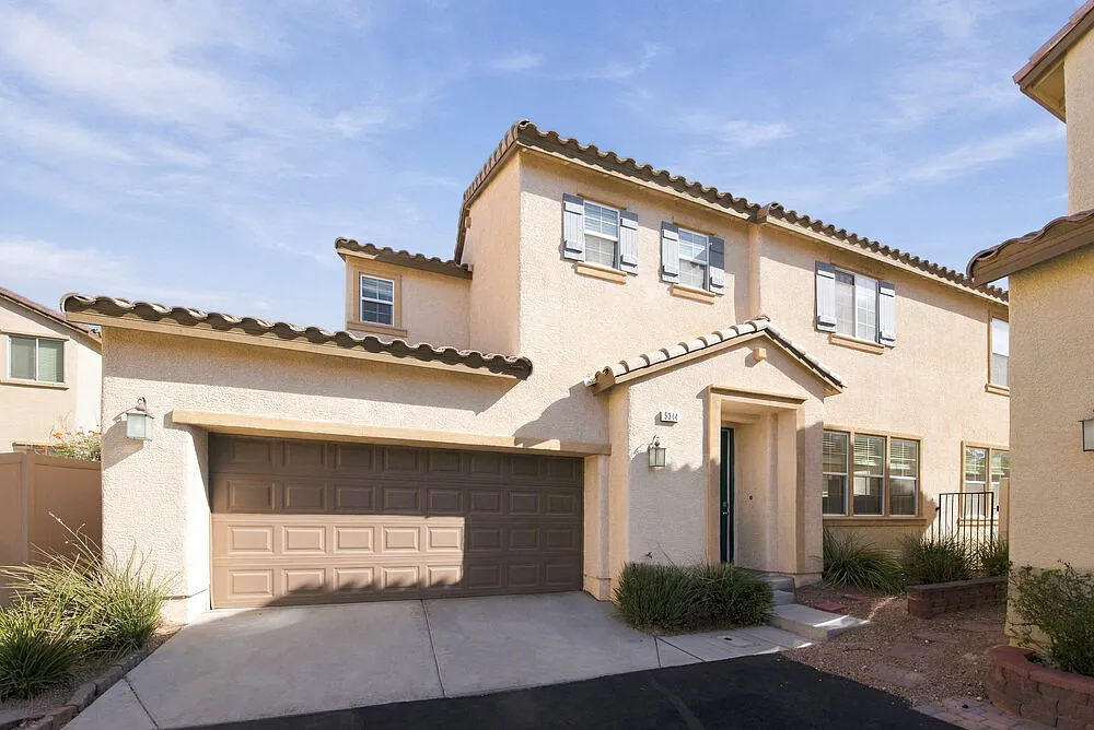 3 bed, 2.5 bath, 1727 sqft, $2,145 — Photo 1