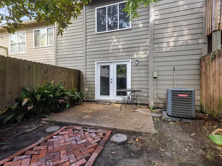 210 N Ross St #B — Photo 11