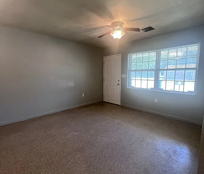 702 W Lon Moore St — Photo 3