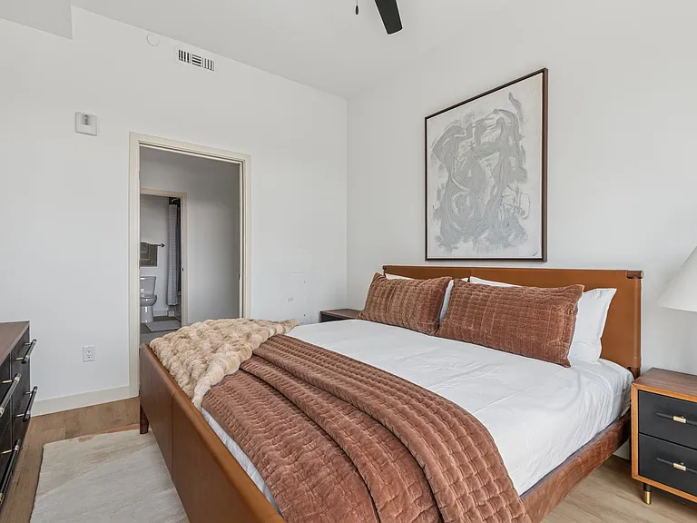 Seraph Luxury Downtown Apartments — Photo 12