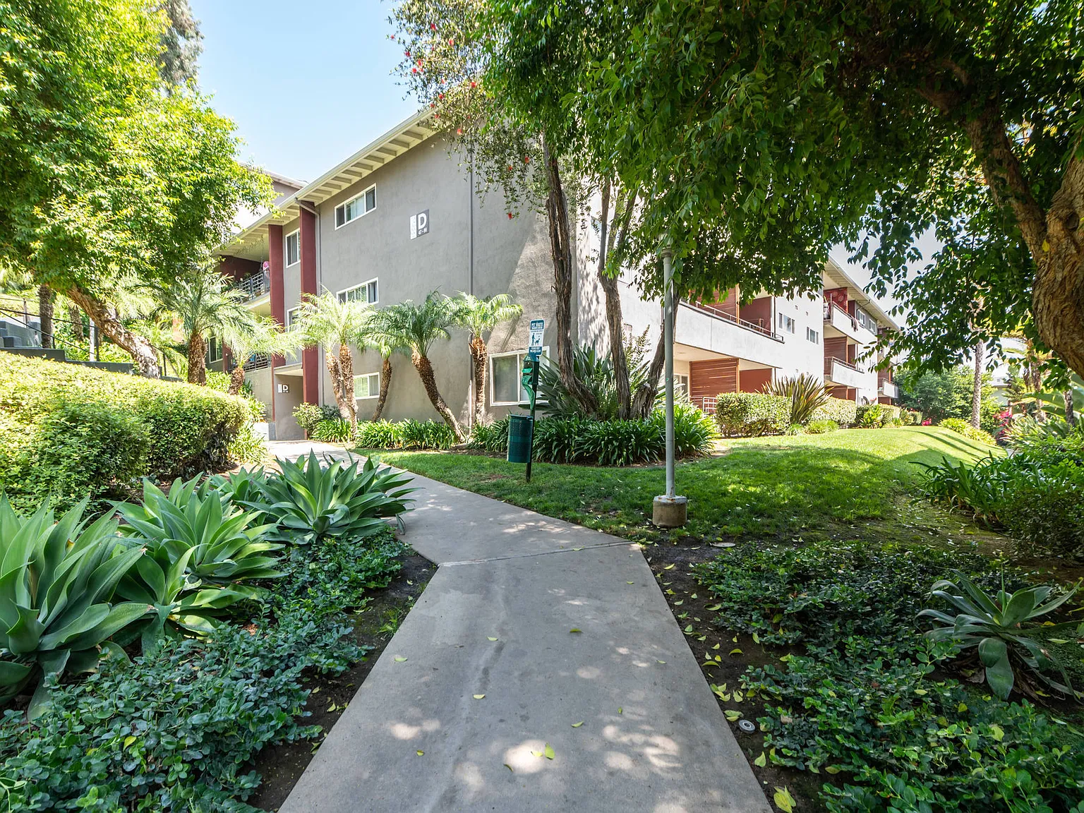 Emerald Hills — Photo 2