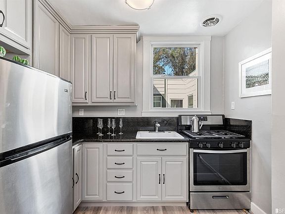 5th image of 1781 Oak St APT 4