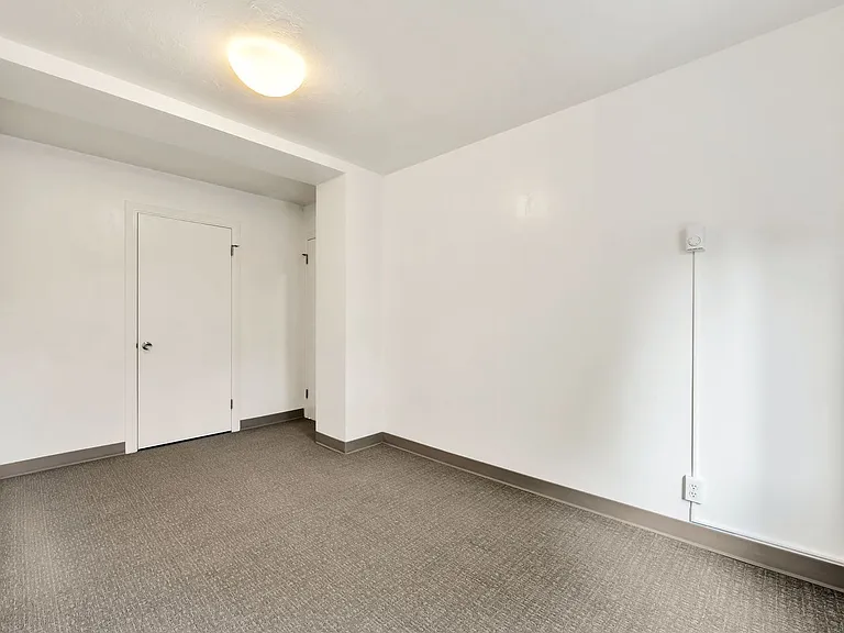 Uptown Manor — Photo 11