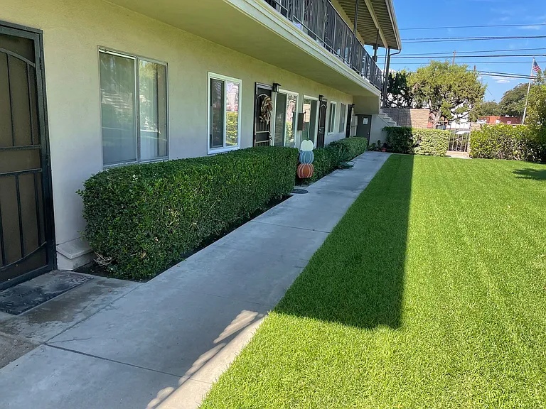 1842-1848 W Valencia Dr — Photo 3