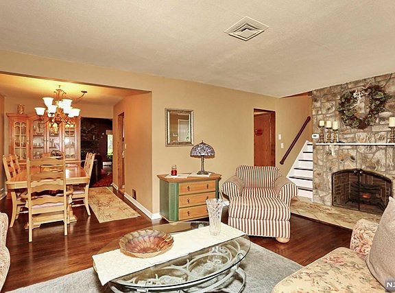3rd image of 439 Cypress Ct