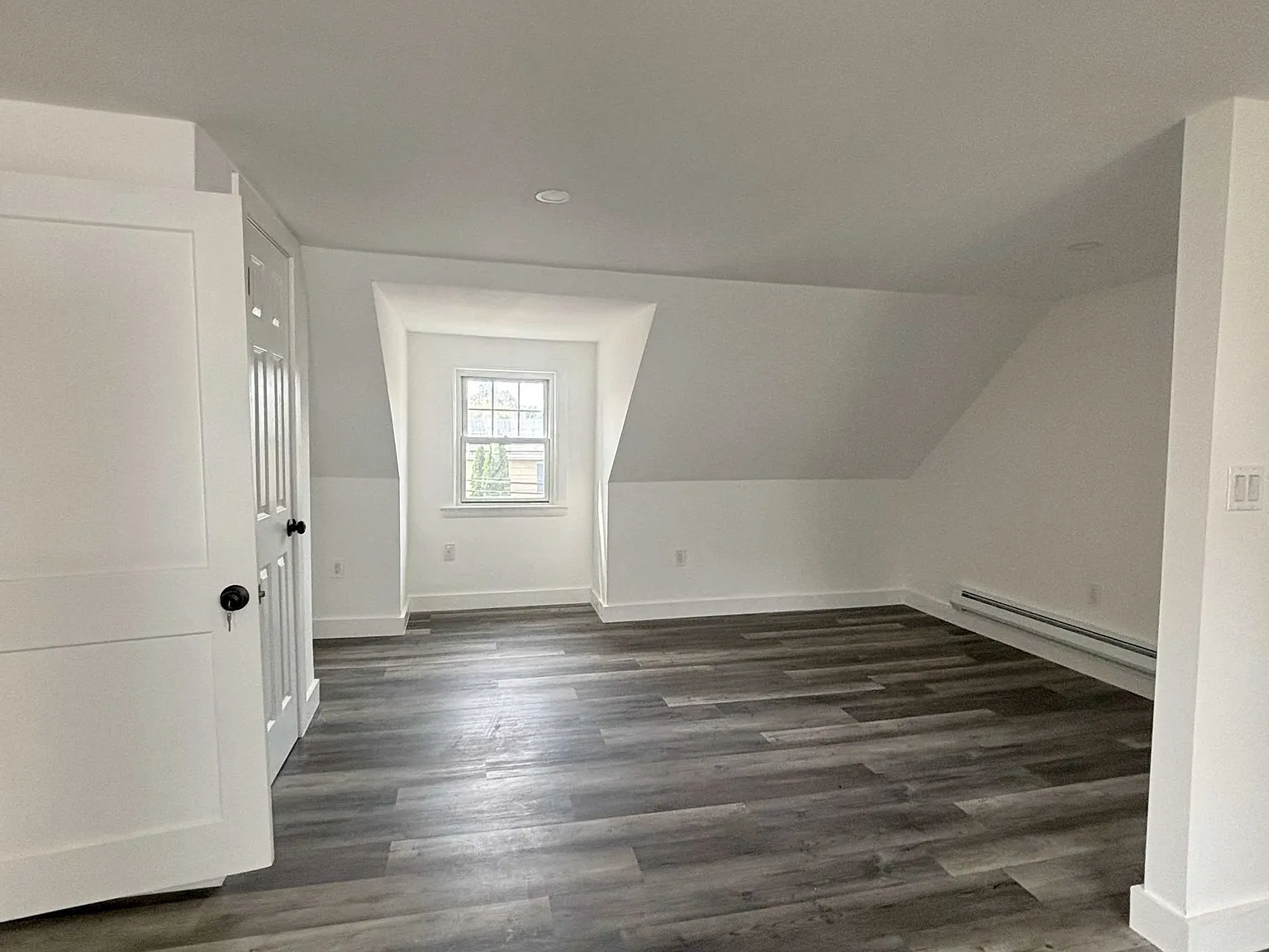 1 bed, 1.0 bath, 1008 sqft, $2,100 — Photo 2