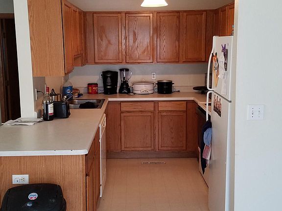 Kitchen w/ breakfast bar