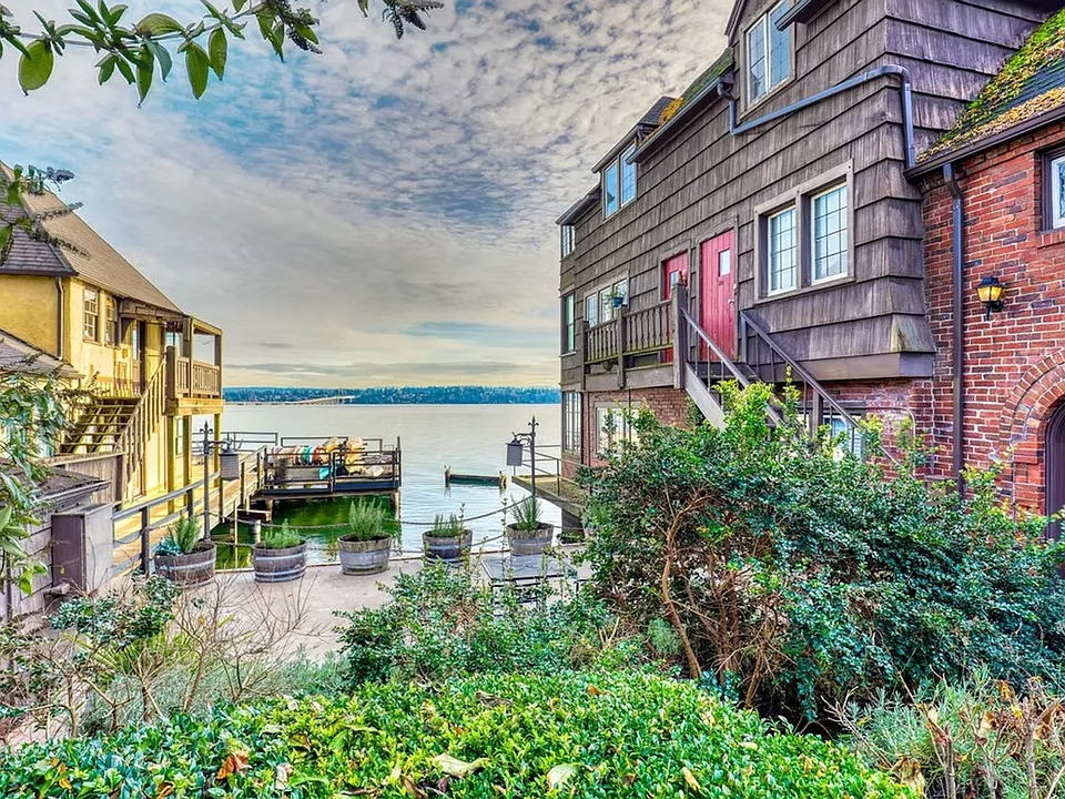 Lake Court Apartments