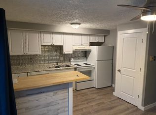 400 Clinton Ave, Oakdale, PA 15071