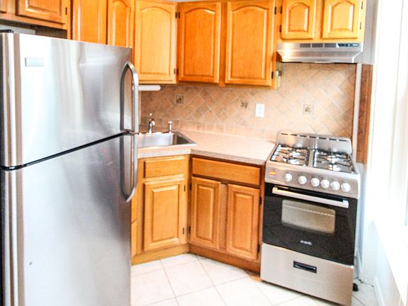 3rd image of 594 Henry St #2