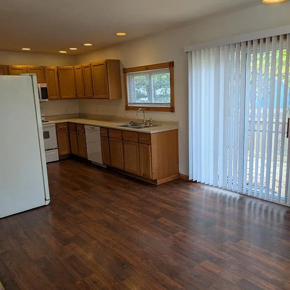 729 Peachtree Pl — Photo 1