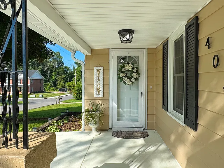 402 Underwood St — Photo 5