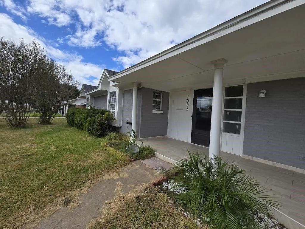 3 bed, 2.5 bath, 2047 sqft, $1,995 — Photo 2