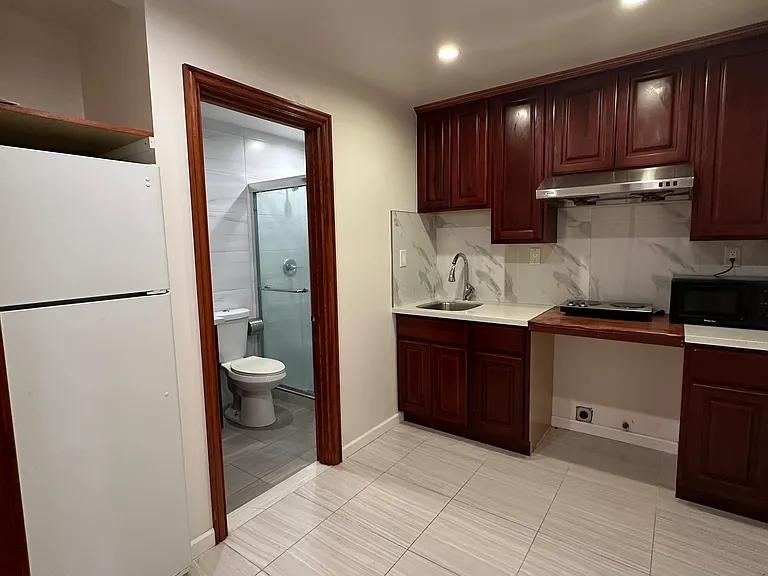 137 Miriam St — Photo 1