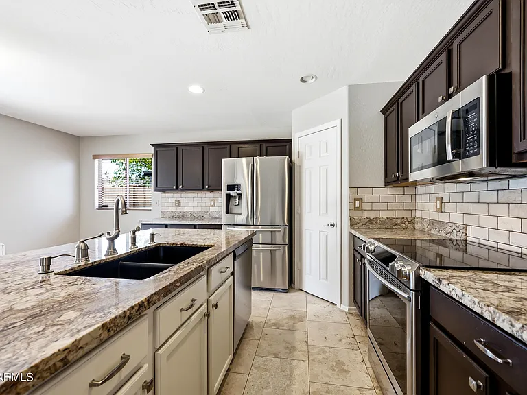 3289 E Waterman St — Photo 11