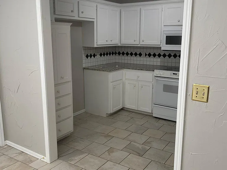 1305 Smoking Tree St — Photo 9
