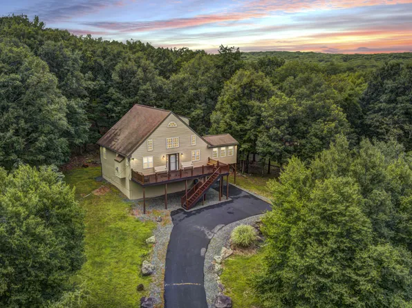 147 Powderhorn Dr, Lackawaxen, PA 18435