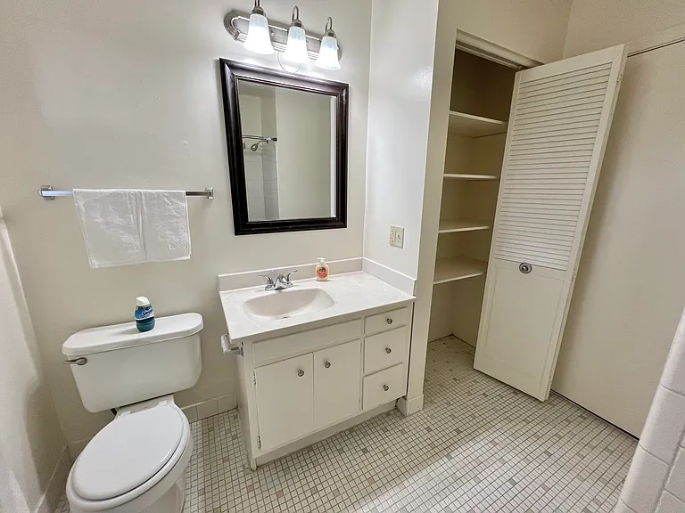 Mayfair Apartments — Photo 41