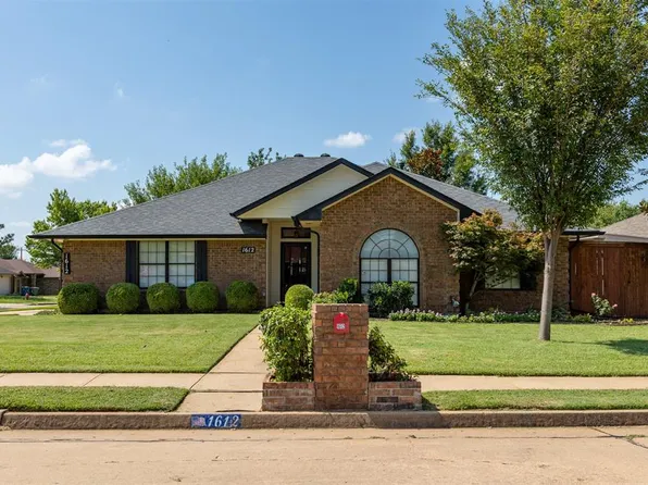 1612 Glacier Ln, Edmond, OK 73003