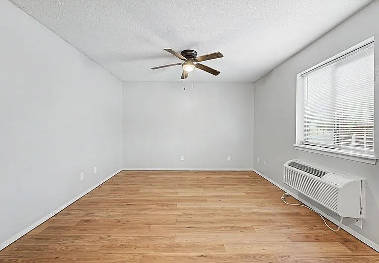 1037-1045 S Happy Hollow Rd — Photo 29