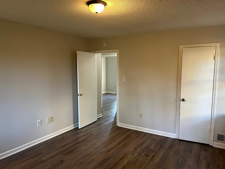 842 Farmington Dr N — Photo 19