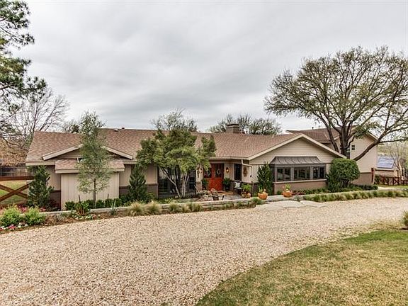 2nd image of 301 Meadowlark Ln