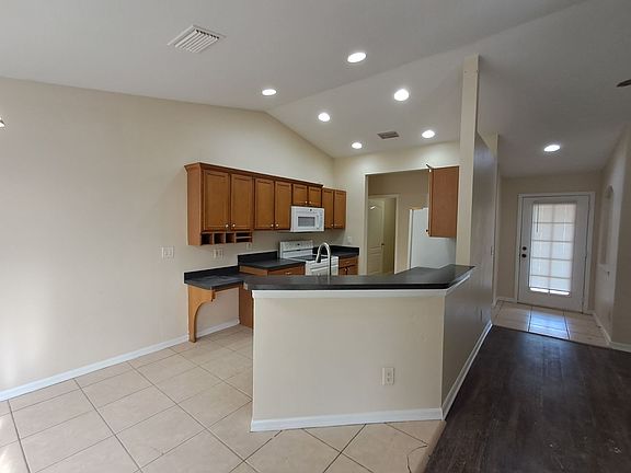 2nd image of 135 Greenbriar Blvd