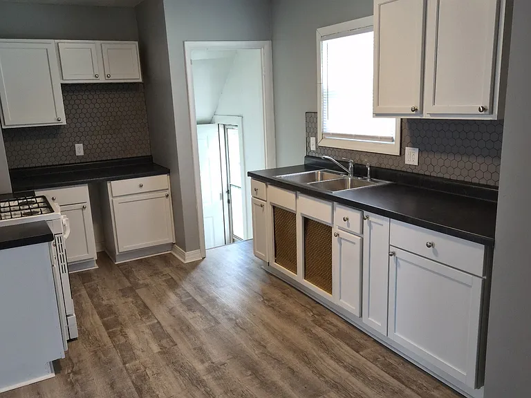 715 E Hudson St — Photo 4