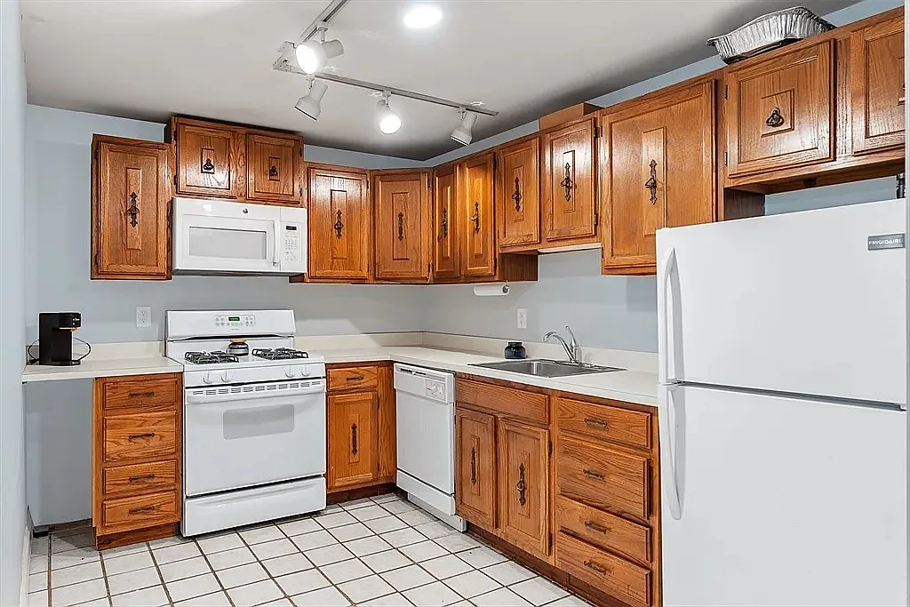 2 bed, 700 sqft, $3,300 — Photo 1