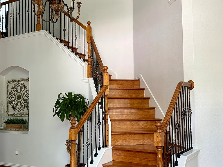 525 Abbey Ct — Photo 3