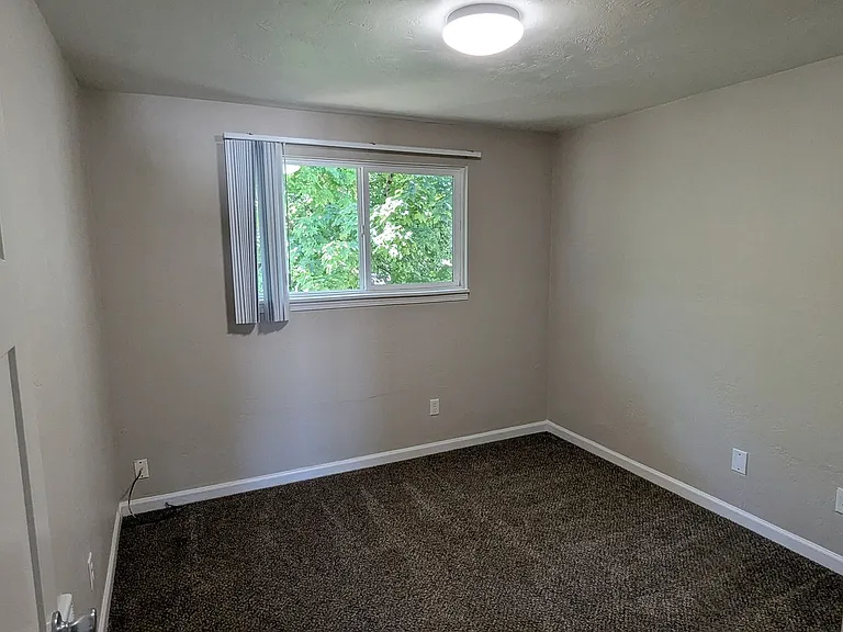 Apartment in West Salem near banks, shopping areas, bus lines, and downtown! ~ Colonial — Photo 16