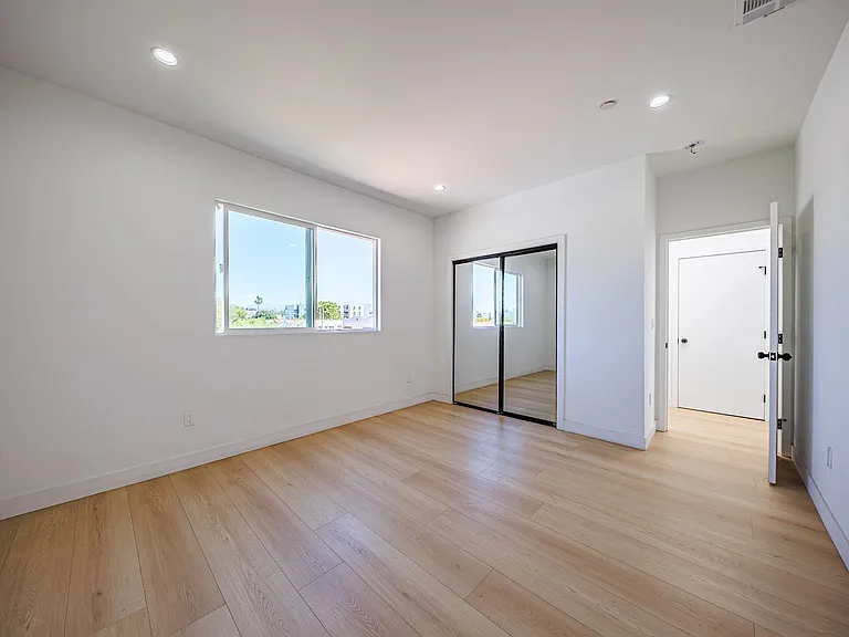 2847 S. Victoria Ave — Photo 19