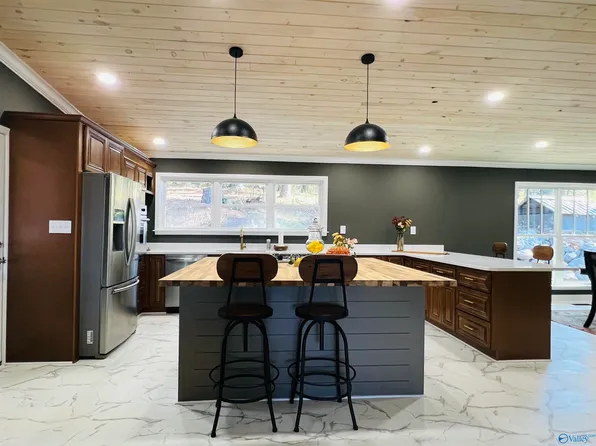 307 Ray St, Centre, AL 35960