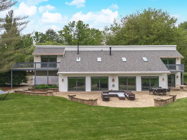 15878 Crestwicke Dr, Bloomington, IL 61705