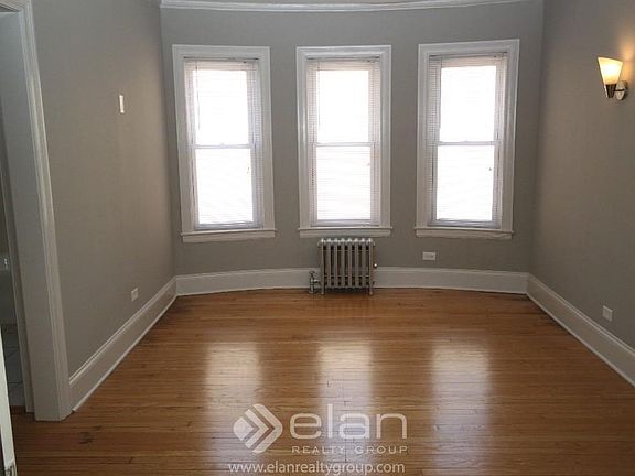 3rd image of 1301 W Argyle St APT 305