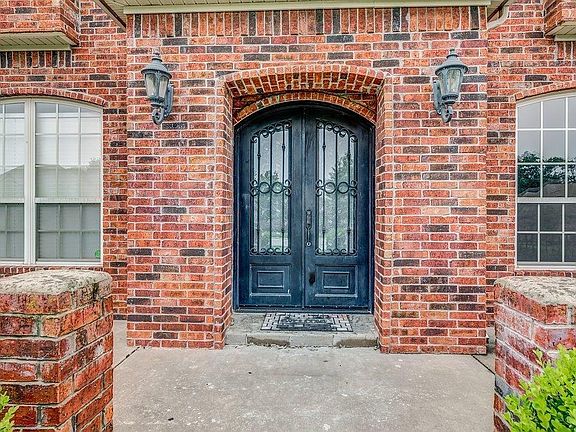 4th image of 5206 S Sloan Cir