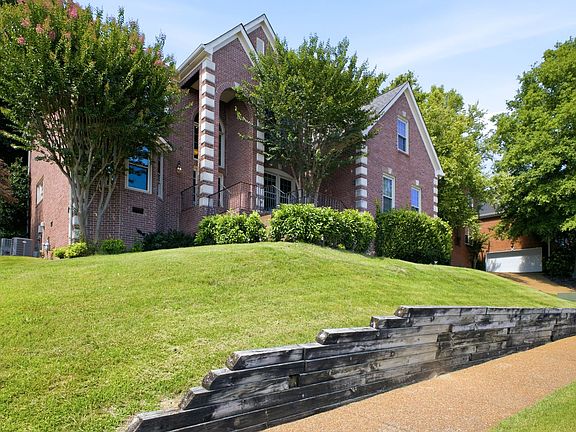 3rd image of 568 Brixham Park Dr