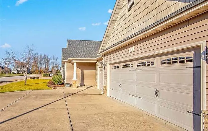 163 Exeter Dr — Photo 4