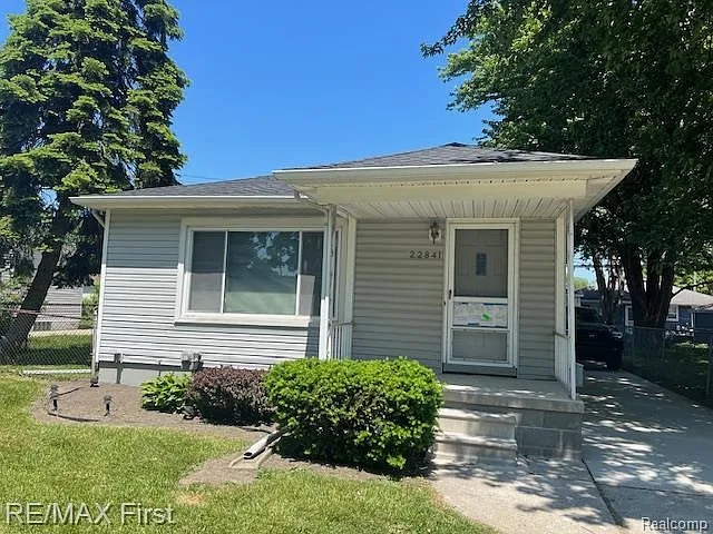 22841 E Thirteen Mile Rd — Photo 1