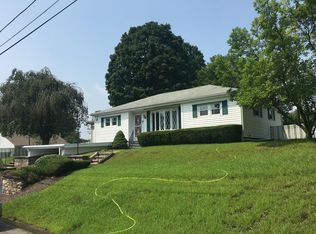 7 Arkwright Rd, Webster, MA 01570