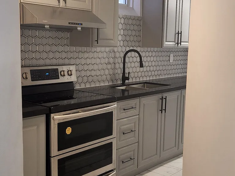 24 Sandham Cres #BASEMENT — Photo 6