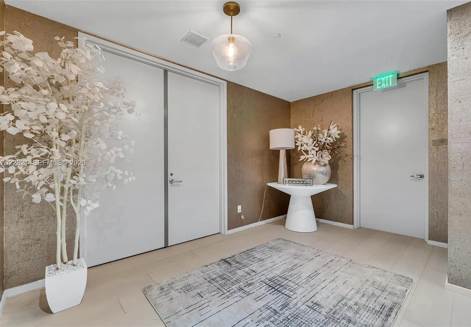 18975 Collins Condo — Photo 2